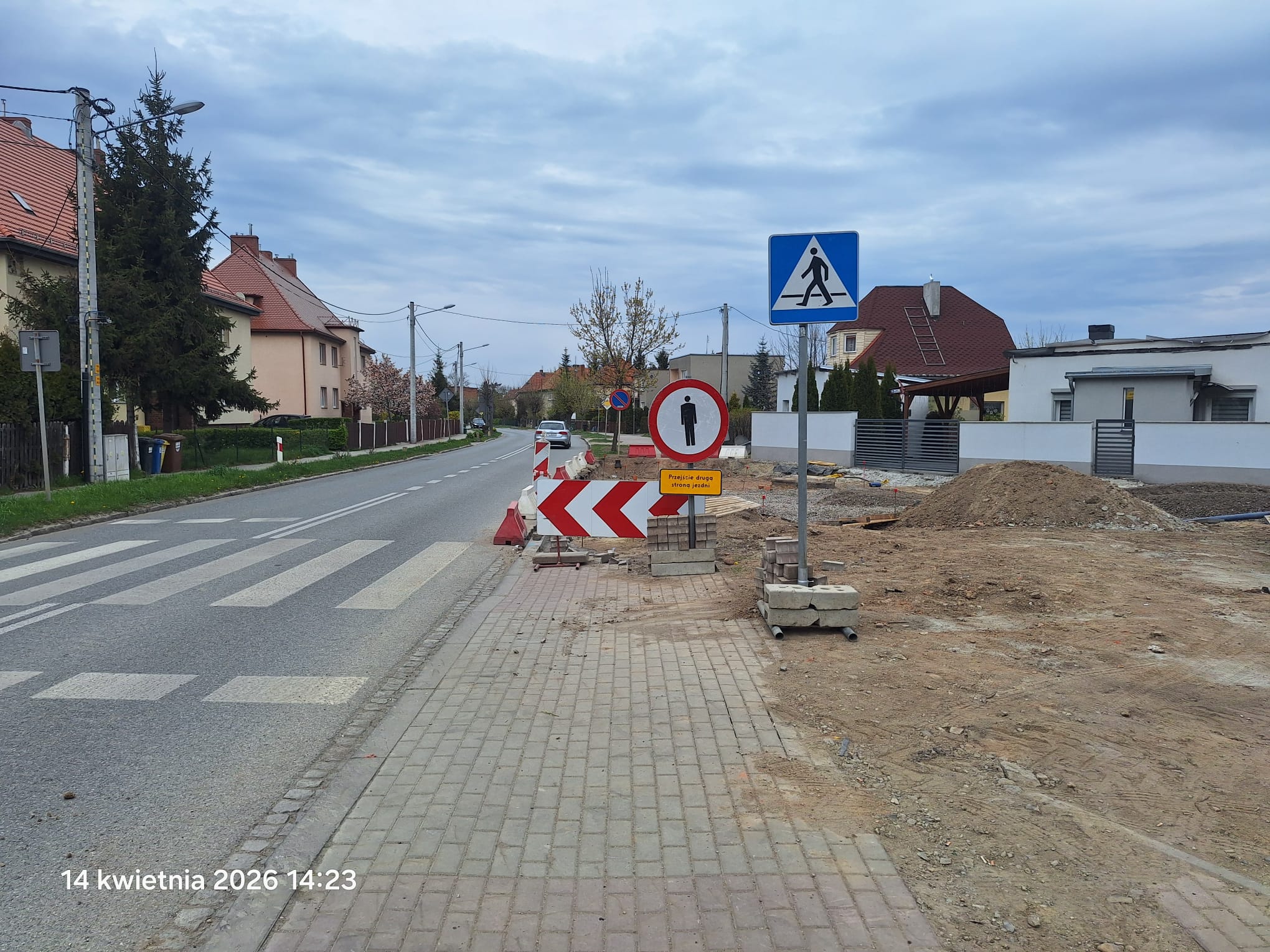 Organizacja ruchu na czas budowy zjazdu – zamknięcie chodnika z oznakowaniem objazdu